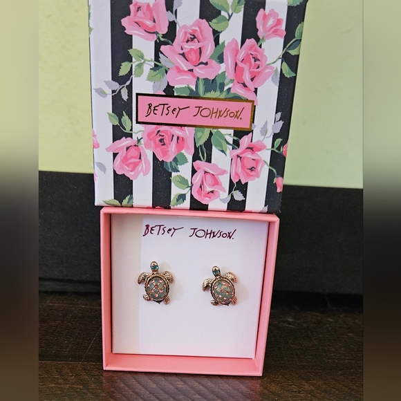 BETSEY JOHNSON New in Box Turtle post Stud Earrings Gold tone - Picture 2 of 8
